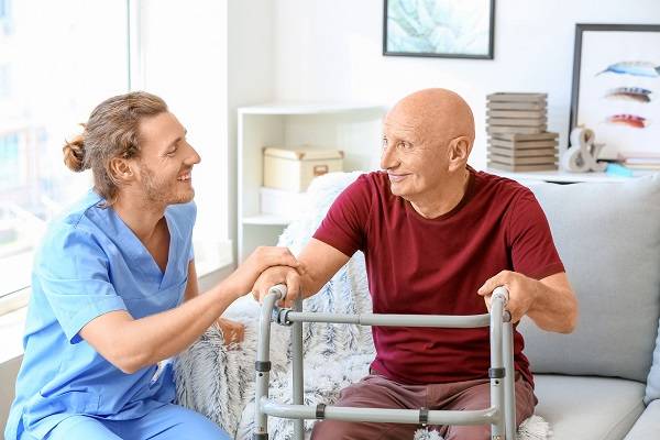 metiers du soin Grand-âge : quels sont les métiers qui recrutent ?