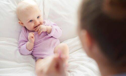 image La communication gestuelle chez les bébés : quels sont ses bienfaits ? Comment les a t-on découvert ?