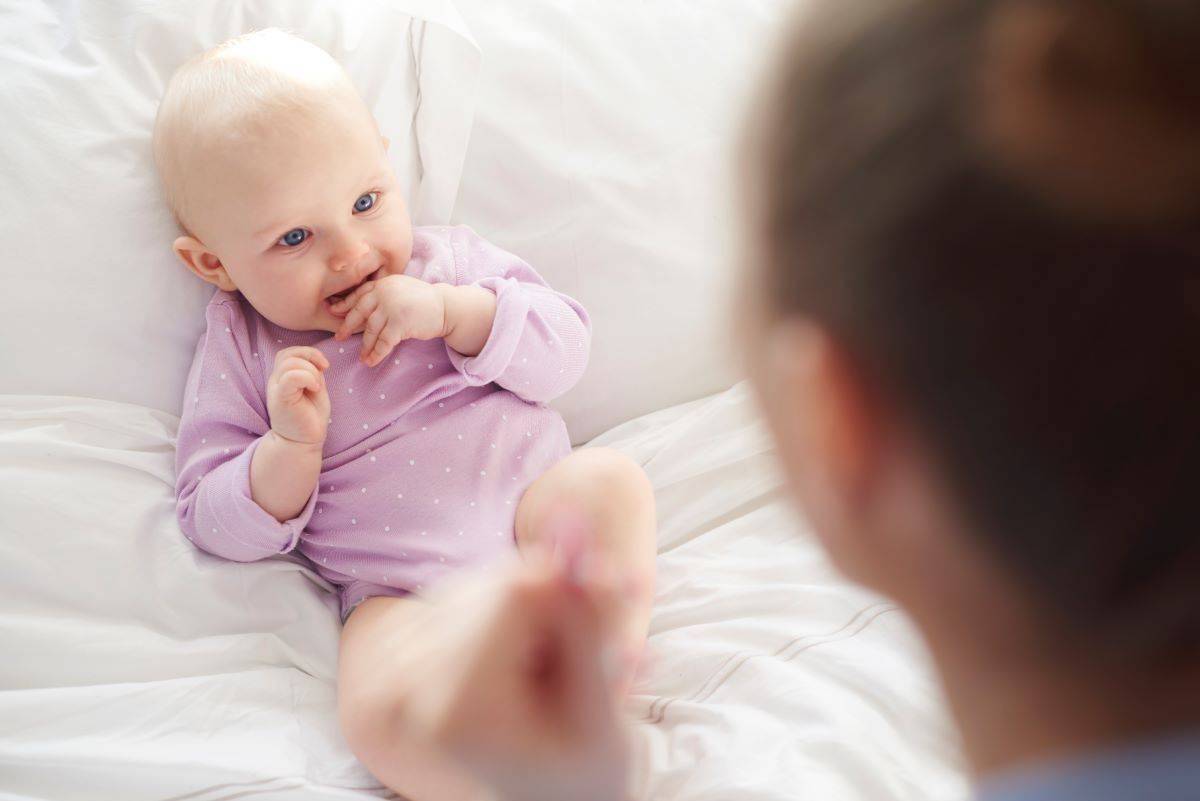 Communication gestuelle bebe 1 La communication gestuelle chez les bébés : quels sont ses bienfaits ? Comment les a t-on découvert ?