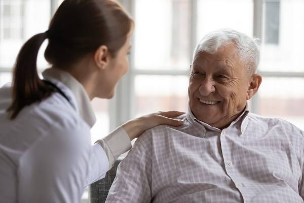 Communiquer avec les seniors Nous pouvons tous accompagner le bien-vieillir, en communiquant mieux avec les personnes âgées 