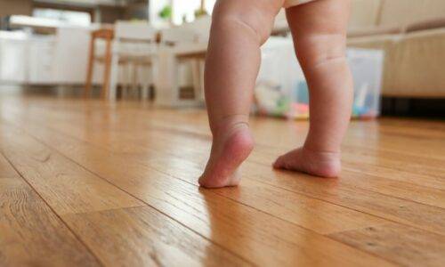 image L’apprentissage de la marche : comment accompagner les premiers pas de bébé ?