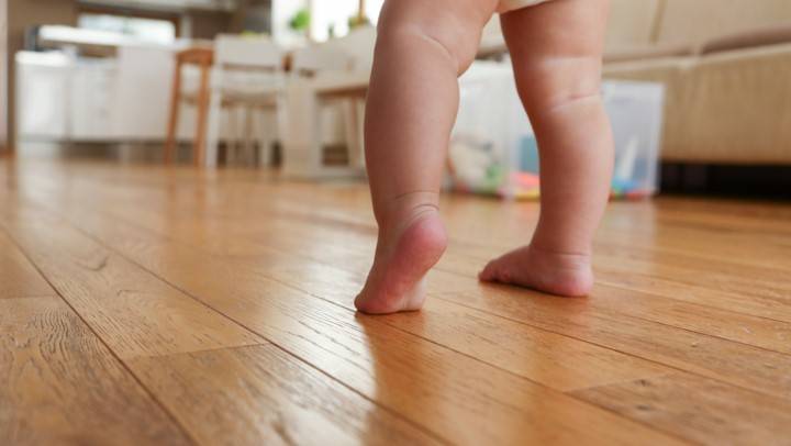 apprentissage de la marche L’apprentissage de la marche : comment accompagner les premiers pas de bébé ?