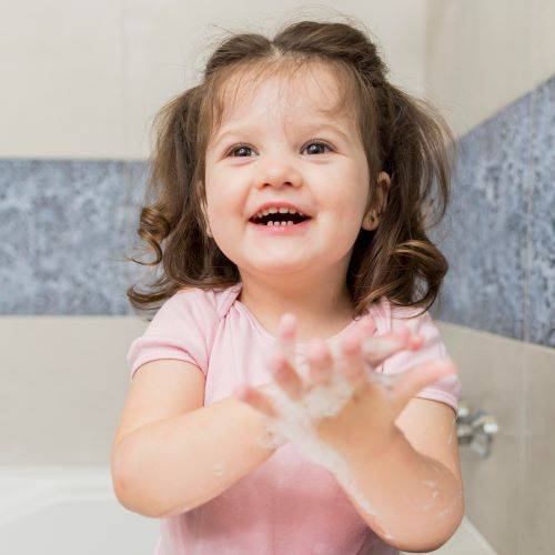 autonomie de lenfant se laver les mains 14 idées d'activités Montessori simples, peu ou pas couteuses et qui plaisent !