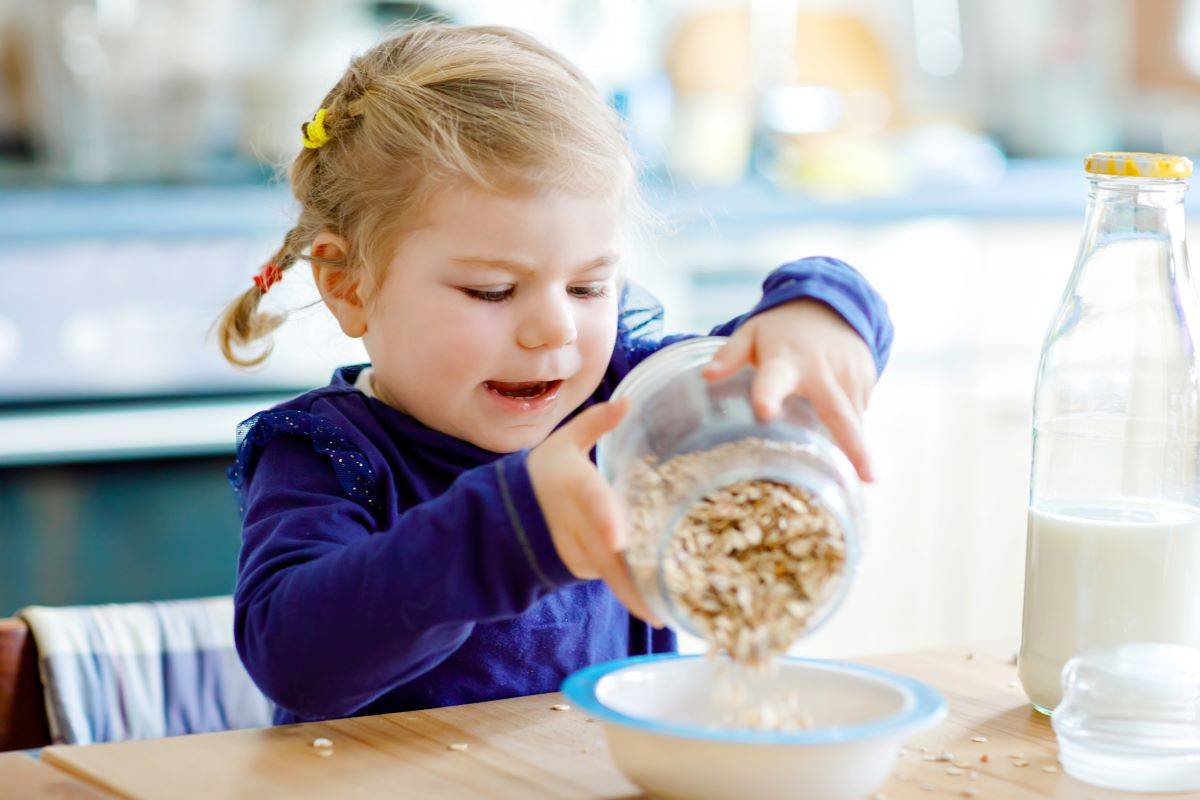 autonomie des enfants lors du repas Pédagogie Montessori : comment favoriser l’autonomie des enfants lors du repas ?