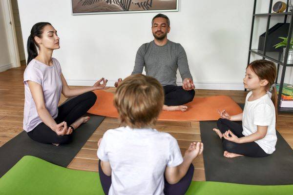 yoga en famille Et si vous pratiquiez le yoga avec vos enfants ?