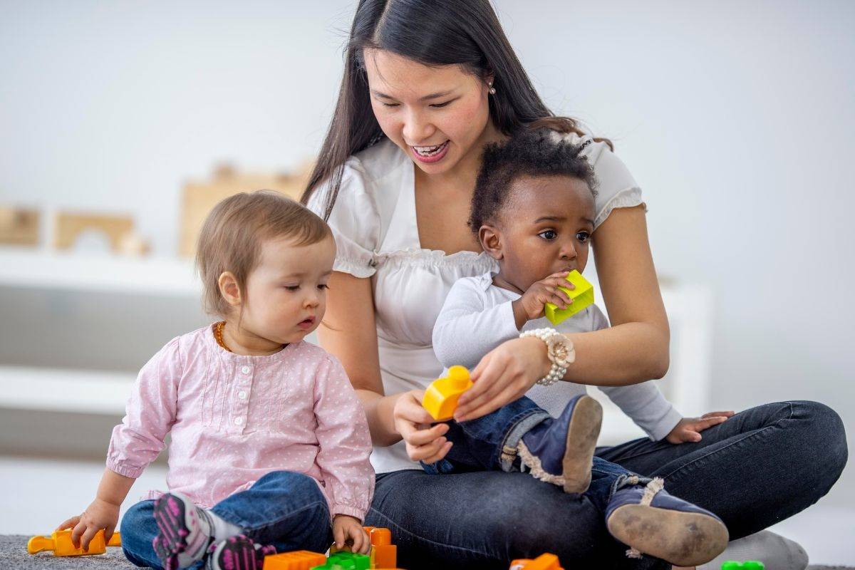 Travailler dans la petite enfance Les métiers de la Petite Enfance, entre bonheur et difficultés