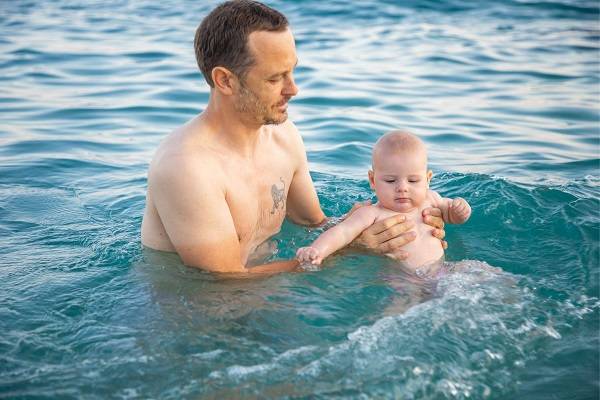 baignade bebe mer 8 conseils pour aider un jeune enfant à apprivoiser la baignade