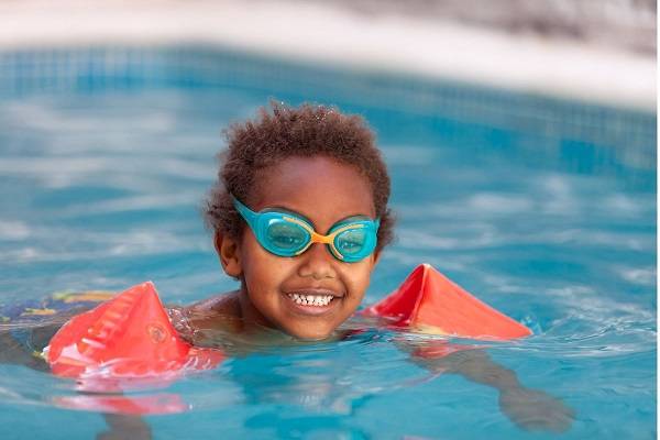 baignade enfant piscine 8 conseils pour aider un jeune enfant à apprivoiser la baignade