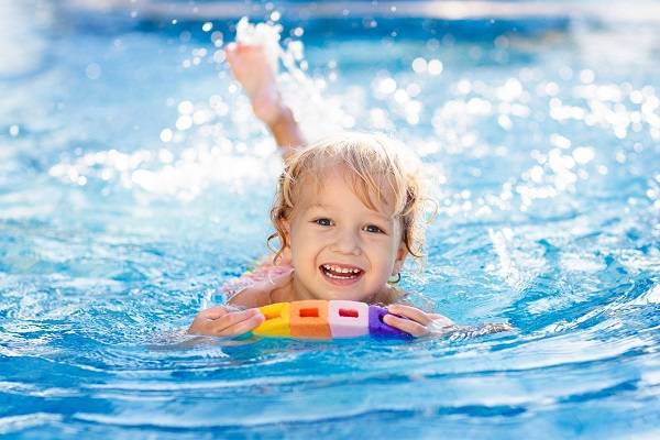 baignade enfant 8 conseils pour aider un jeune enfant à apprivoiser la baignade