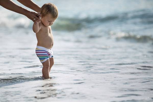 bebe bord de mer 8 conseils pour aider un jeune enfant à apprivoiser la baignade