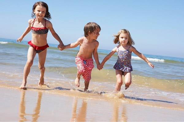 enfants a la plage Les bienfaits des vacances pour les enfants