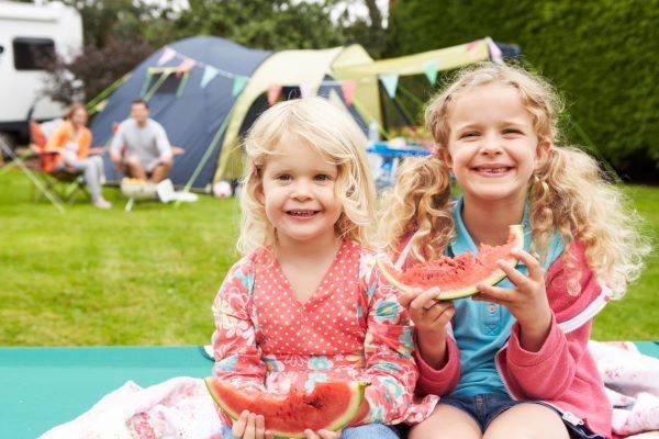 enfants en camping Les bienfaits des vacances pour les enfants