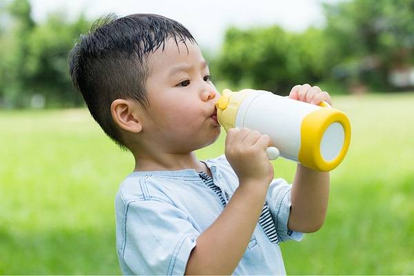 hydratation ete enfant Comment aider les enfants à supporter la chaleur de l'été ?