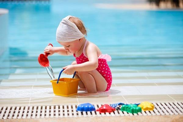 jeune enfant a la piscine 8 conseils pour aider un jeune enfant à apprivoiser la baignade