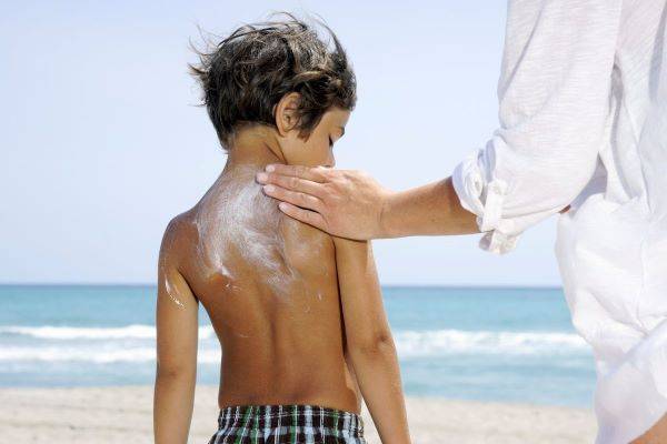 protection solaire enfants Les enfants et soleil : démêler le vrai du faux