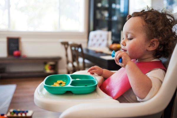 Jeune enfant qui mange Projet d'accueil Assmat bien préparé : partir sur de bonnes bases avec les parents