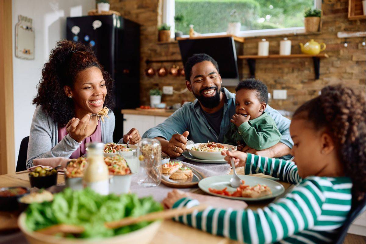 enfant assis a table Astuces pour que l'enfant reste assis plus longtemps à table