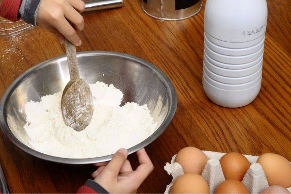 eveil de lenfant aider en cuisine Favoriser l'éveil de son enfant, sans pression, avec la vie quotidienne