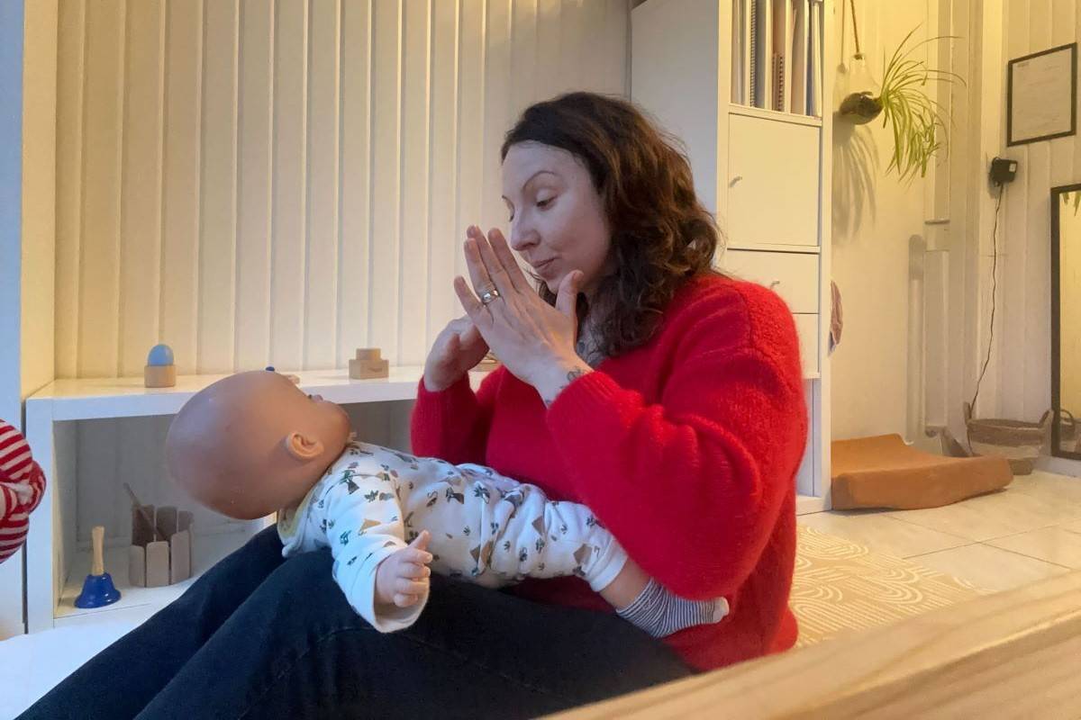 communication gestuelle assmat Des mains qui parlent : mon quotidien d’assistante maternelle avec les signes associés à la parole