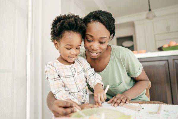 maman et enfant Comportements atypiques chez l'enfant : ce que l’on ne doit plus faire